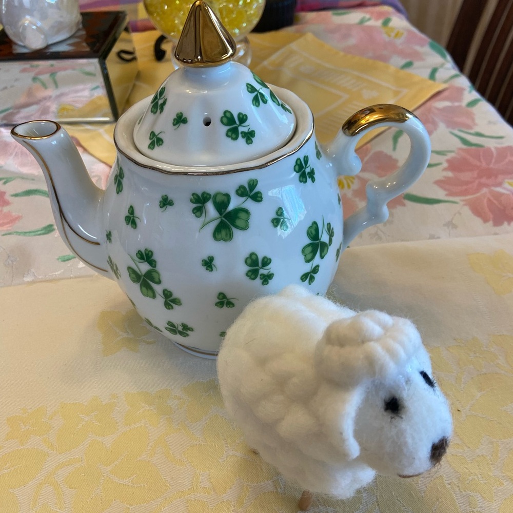 Lefton Shamrock Porcelain Music Teapot.